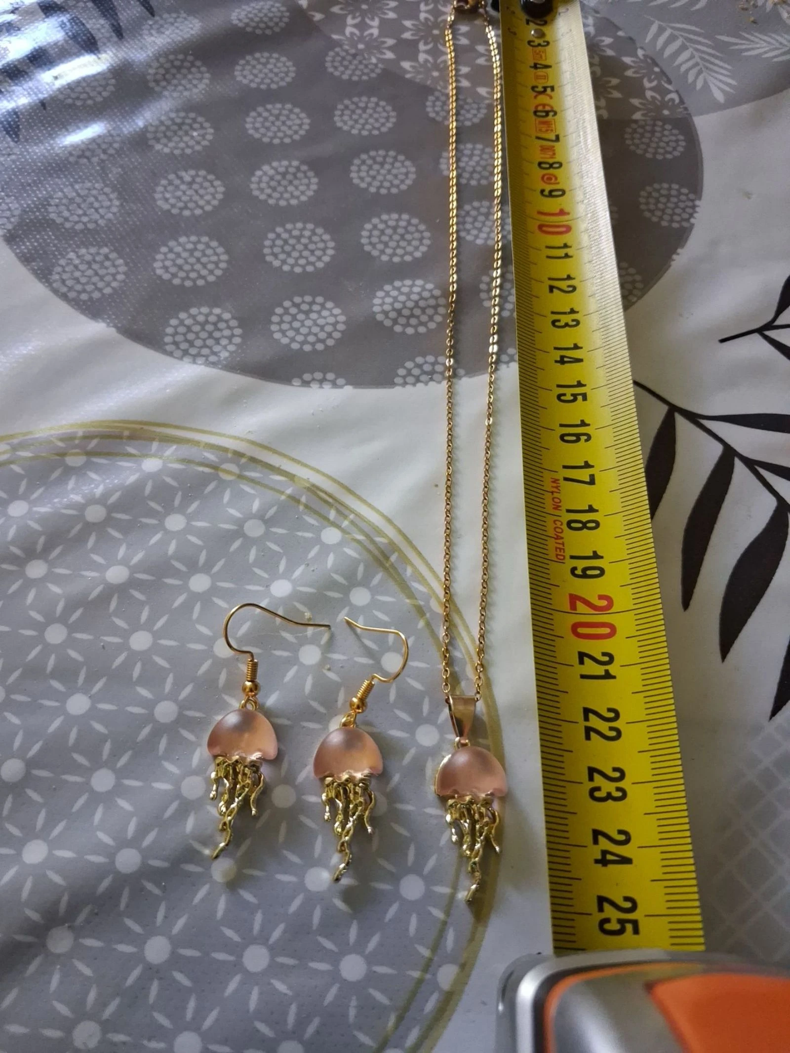Juwelenset: ketting met hanger en kwalvormige oorbellen – photo 4